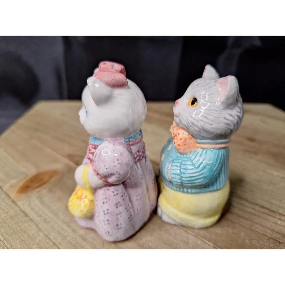 Vintage 1992 Avon Mr & Mrs Kitty Anthropomorphic ceramic Salt & Pepper Shakers
